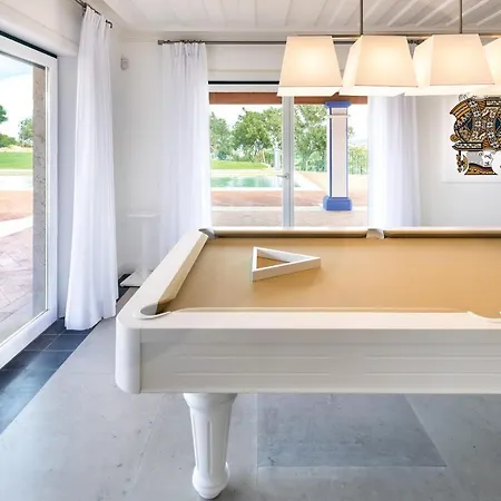 Sleeps 6 Pool Wifi Aroal